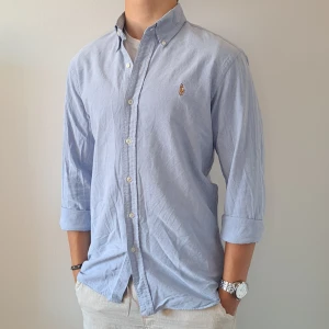 Ralph Lauren Skjorta - Stl M, Slim Fit - Hej säljer en fin Ralph Lauren skjorta I färgen ljusblå, Perfekt till sommaren! 🏖🏝 |Skick: 9/10 | Stl: M, Slim fit | Fraktar spårbart med Instabox eller Postnord | Mvh Galgen 🤗
