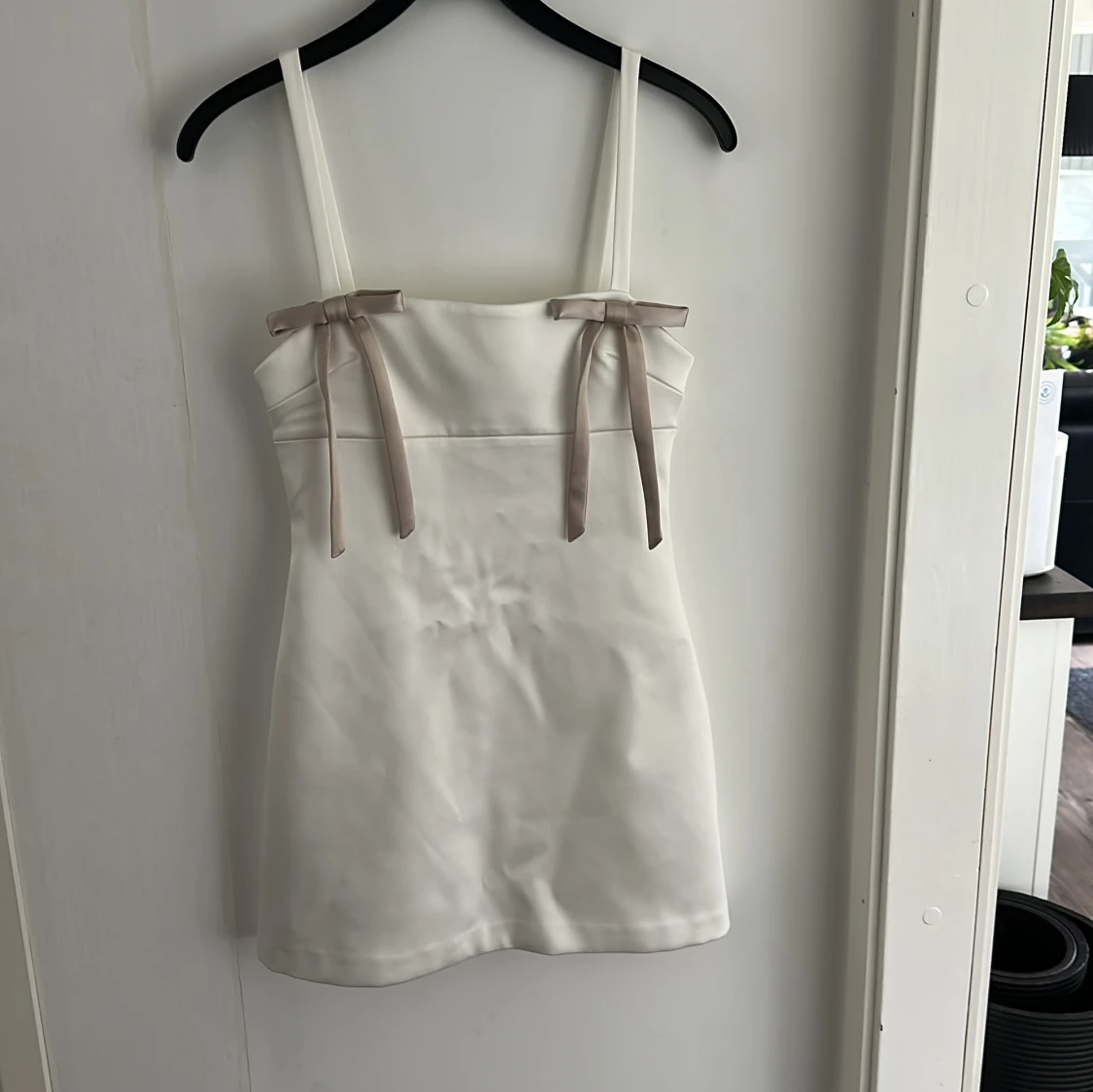 Vit satin klänning med rosetter Zara