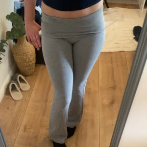 Ljusgråa yoga pants  - Hej jag säljer de här ljusgråa yoga byxorna. De har stretchigt material och är väldigt sköna att ha på sig💕 jag är 165 cm lång. Jag säljer de pågrund av att de inte kommer till användning, de har inga defekter! Nypris 360 kronor. 🫶🏼de är ljusare i verkligheten! 