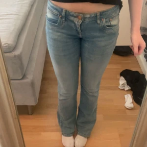 LTB lowwaist bootcut jeans  - Snygga lågmidjade bootcut jeans från LTB! Modell valerie i storlek 28/34. Använda med i bra skick, inga defekter! Säljer ett till par snygga jeans också!!
