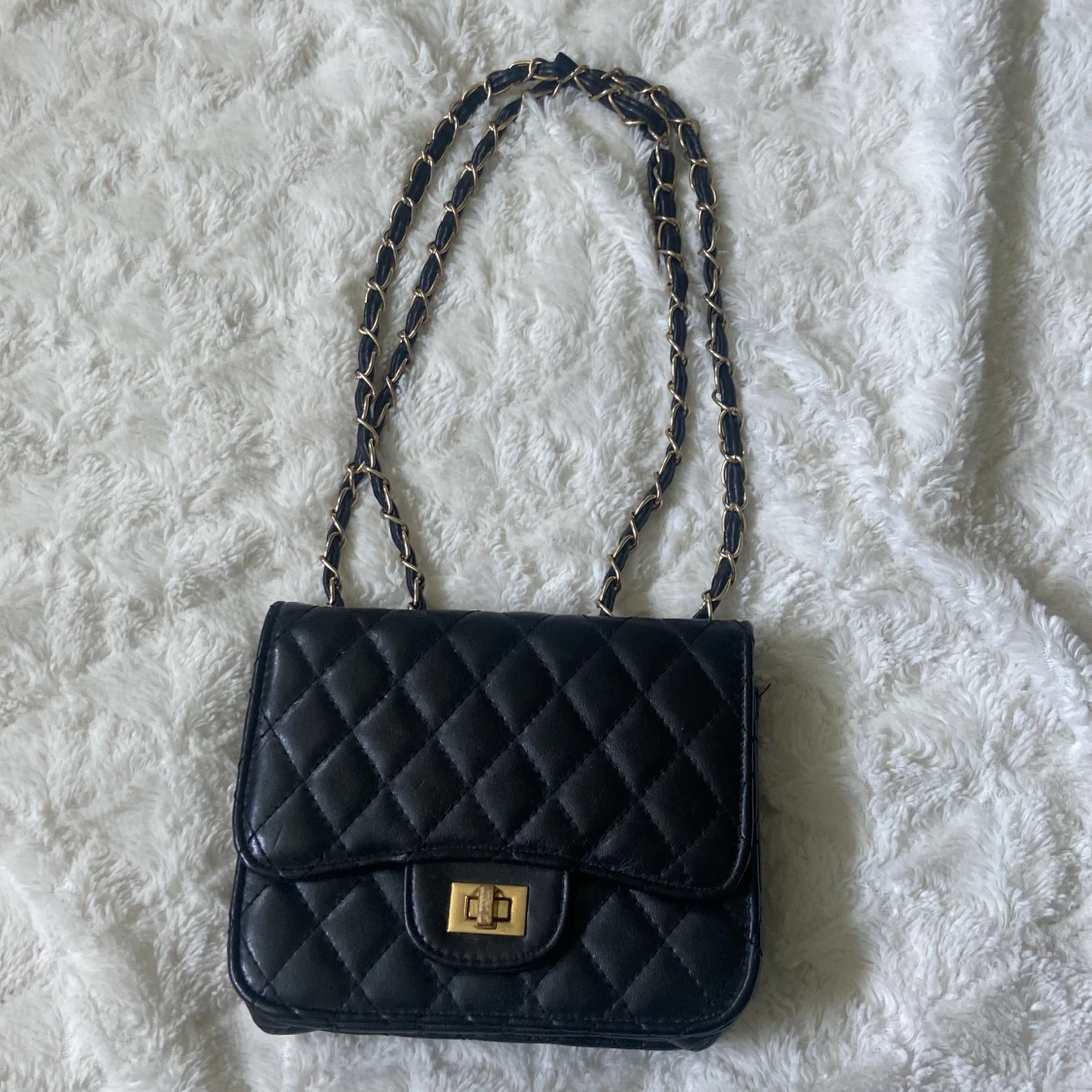 Svart quiltad axelväska med kedja