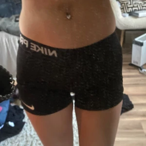 Nike pro shorts - Säljer dessa shorts från nike. Inga defketer, storlek L men passar mig som brukar ha xs💞 pris går att diskuteras!