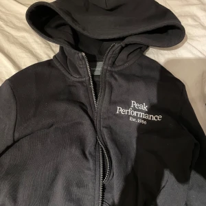 Peak performance zip hoddie - Peak performance zip hoddie i storlek 150 men den känns större