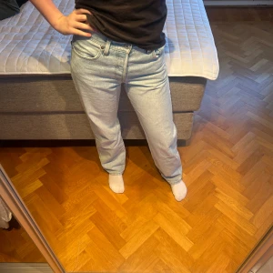 Levis 501 ljusblå jeans straight fit - Säljer ett par klassiska Levis 501 jeans ljusblå. Riktigt snygga och lågmidjade jeans. Priset är rimligt då jag köpte dem för 1200 kr. 