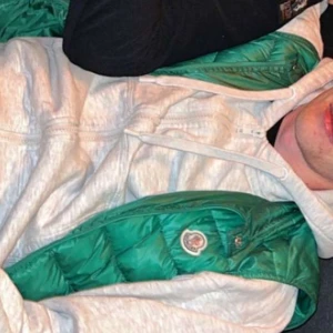 Grön dunväst från Moncler - Snygg grön dunväst från Moncler med klassisk logga på bröstet. Västen har quiltad design och dragkedja framtill. Perfekt att slänga över en hoodie för en chill och sportig look.