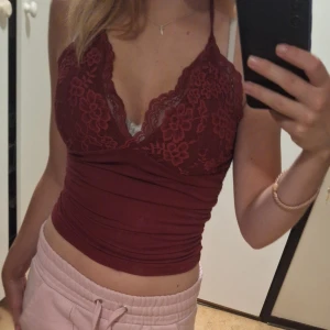 Rött Linne - Rött croppat linne med spets o halterneck