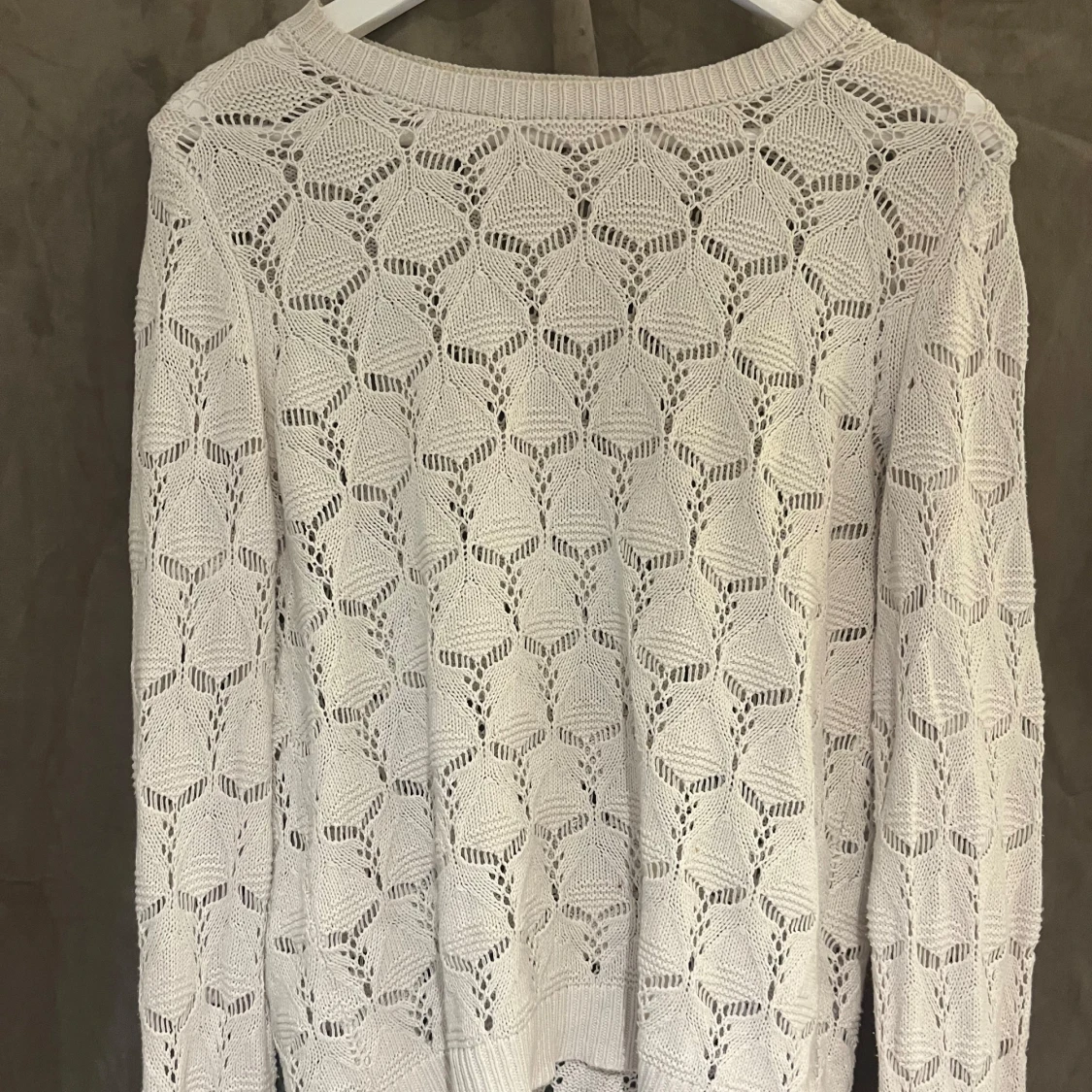 Vit stickad tröja med hålmönster - 1