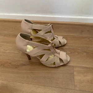 Beige/rosa  sandaler med klack och dragkedja - Snygga beige/ rosa klackar som inte kommer till användning på grund av att dom är  ganska små. Köpta på second hand. Vet inte vilken storlek men dom passade mig trots att jag har 38 men jag skulle säga att dom passar bättre för dom som har 36-37 för dom var ganska små på mig.  Men annars var dom jätte snygga. Kontakta för flera frågor. 🩷