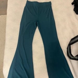 Mörkgröna bootcut byxor från SHEIN - Snygga mörkgröna bootcut byxor från SHEIN i stretchigt material. Byxorna har hög midja och en clean look utan fickor eller dragkedjor. Skriv för fler frågor om mått eller annat!💗