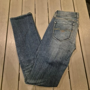 Replay jeans  - Snygga jeans från Replay i ljusblå tvättad denim. Klassisk femficksmodell med Replay-logga på bakfickan och kontrastsömmar. Jeansen har låg midja och smal passform hela vägen ner. 