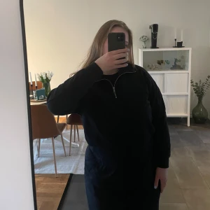 Polo sweatshirt med dragkedja - Svart polo sweatshirt med dragkedja i bra skick, väldigt skönt material. Storleken är xs/s men skulle säga att den är mer som en s. 💕