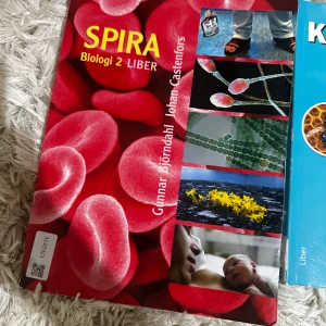 SPIRA Biologi 2 - Upptäck livets mysterier med SPIRA Biologi 2! Färgstarka bilder och spännande fakta om allt från blodkroppar till naturens mångfald gör biologin levande och intressant. Perfekt för dig som vill förstå hur kroppen och naturen fungerar.