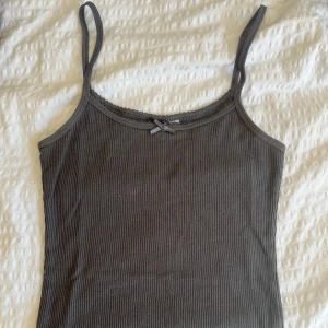 Grå topp - Supersöt grå topp från H&M i storlek xxs men skulle säga att den är mer xs. Väldigt fint skick och pris går att diskutera 🫶🏼