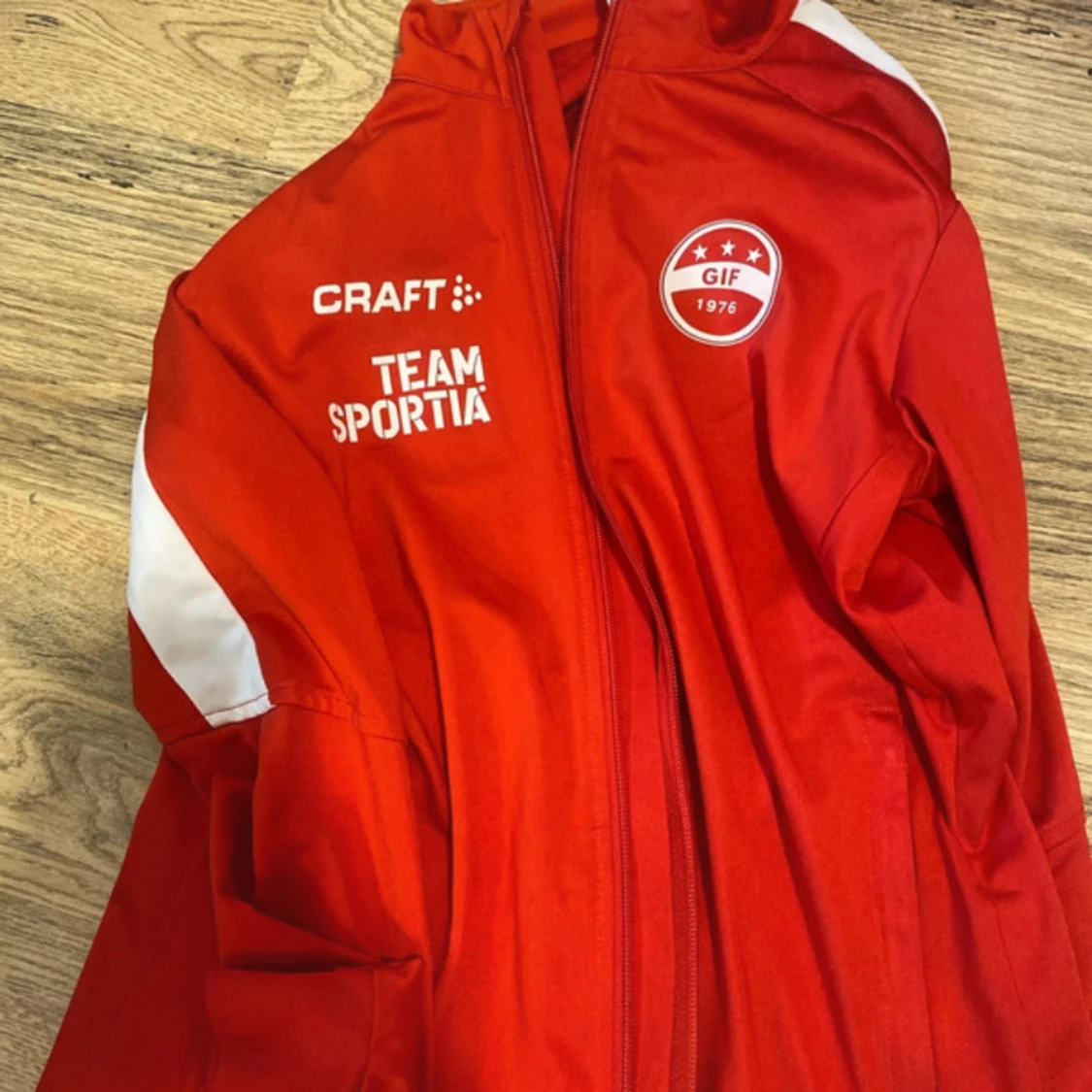 Röd träningsjacka från Craft GIF - 2