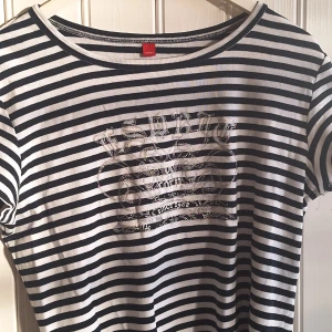 Y2k randig t-shirt, Esprit - Snygg t-shirt från Esprit med svartvita ränder och glittrigt tryck framtill. Stl L men skulle säga att den mer är stl M!