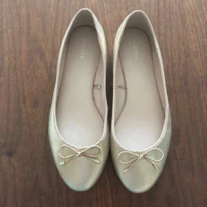 Guldiga ballerinaskor - Snygga ballerinaskor i skimrande guld från Parfois. Perfekta för dig som är en guld person! Pris går att diskutera 🥰