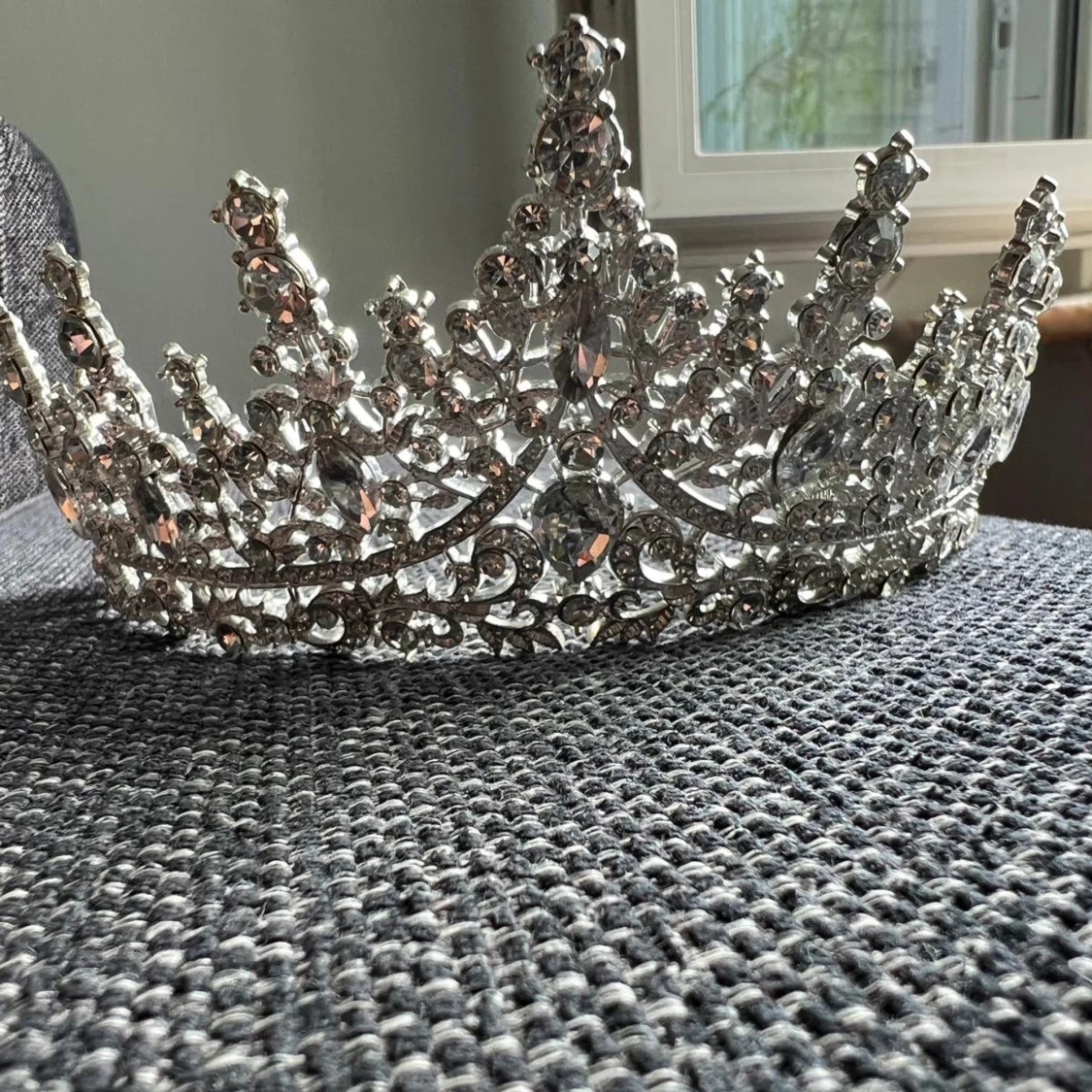 Glittrande silverfärgad tiara - 2