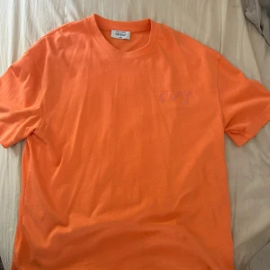 Orange Off-White t-shirt med brodyr - Snygg orange t-shirt från Off-White, garanterar dig blickar, perfekt nu när det är varmare
