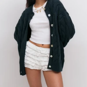 Mörkblå kabelstickad kofta Ginatricot - Mysig mörkblå kabelstickad kofta från Ginatricot med oversized passform. Så snygg, helt slutsåld! Prislapp kvar. 