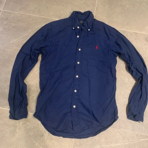 Ralph Laurent skjorta storlek S (slim fit) - ✔️skickas samma dag ✔️Väldigt bra skick  ✔️storlek: S (slim fit) ✔️Bra under sommaren  ✔️klassisk röd logga  ✔️Självklart äkta ✔️Fin och skön skjorta  Kommer från ett rökfritt hus
