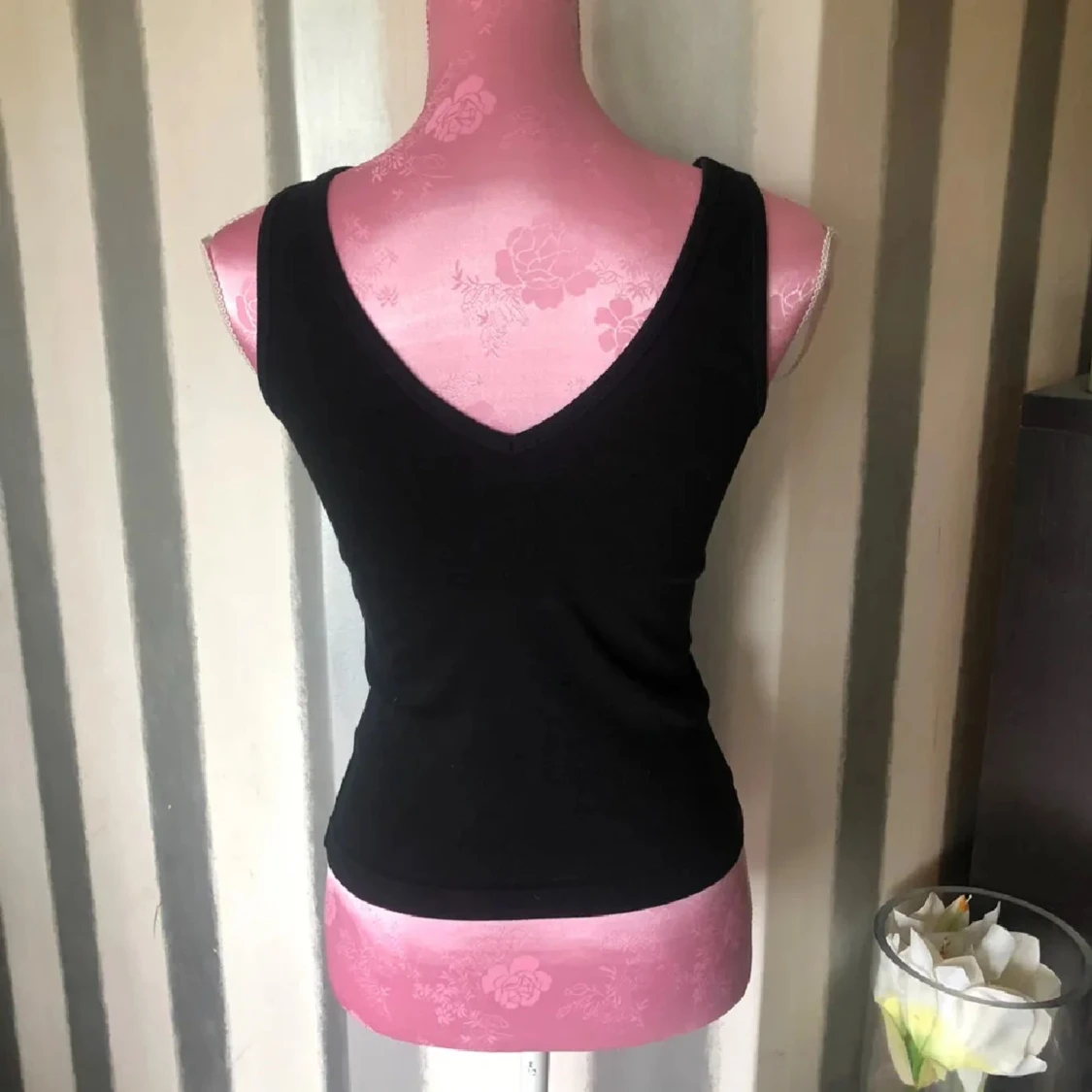 Svart ribbad linnetopp med v-ringning - 1