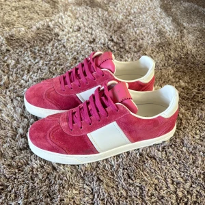 Valentino skor - Valentino ”flycrew” i rosa färg (mocka) Väldigt efterfrågad modell, Dam storlek 36. Box, dustbag, extransören medföljer. Välifgt fint skick. Skriv för mer bilder/info. Nypris ca 7000 :-❤️