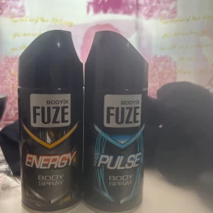 BODY|X FUZE Energy & Pulse Body Spray - Två body sprays från BODY|X FUZE: Energy med svart och orange design samt Pulse med svart och blå detaljer. Båda har sportig look och kommer i smidiga sprayburkar av metall. Perfekt för dig som vill ha en fräsch och energisk doft. 50kr för båda två