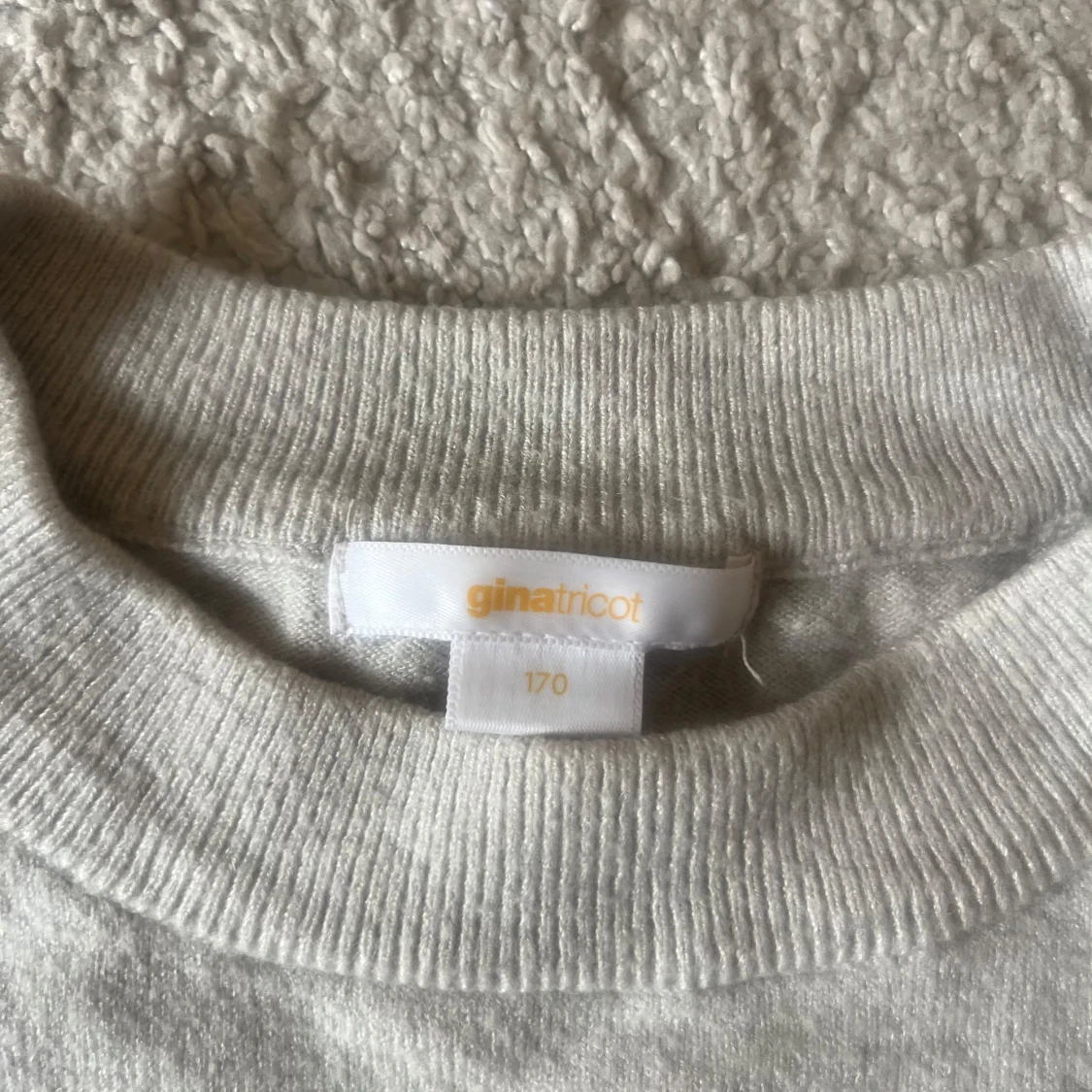 Ljusgrå tröja med AMORE från Gina Tricot - 1