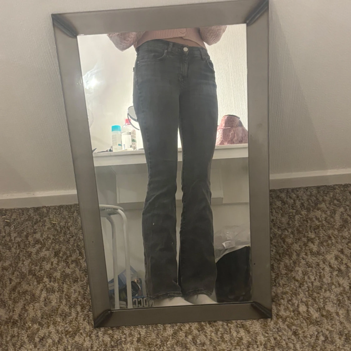 Svartgråa bootcut jeans från Ginatricot  - 1