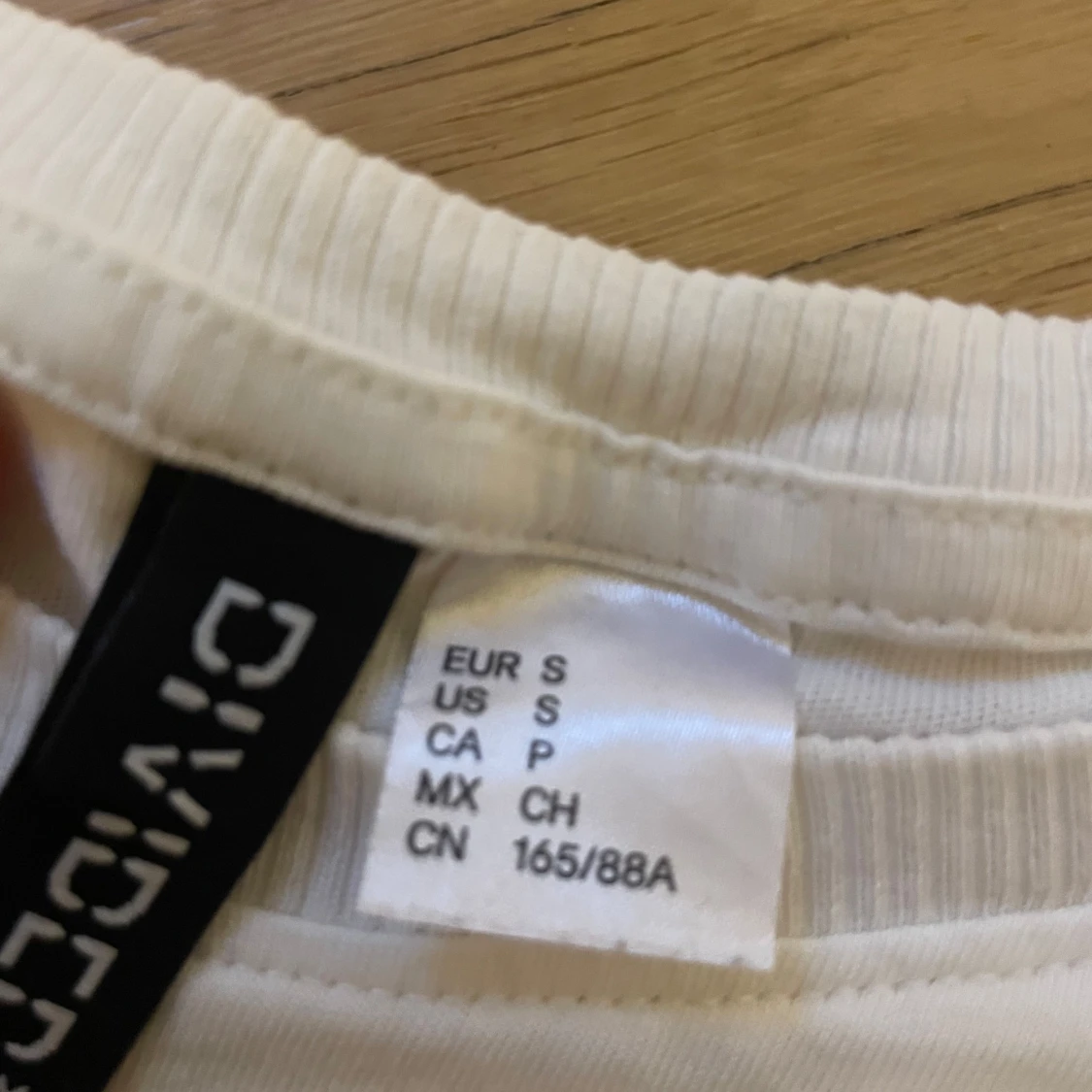 Vit topp med blått tryck från Divided- Baby tee cute y2k Coquette  - 1