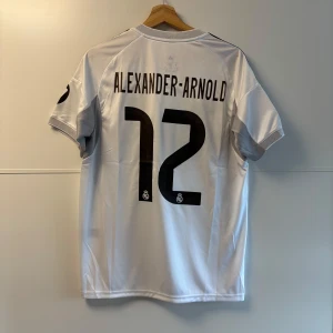 Real Madrid 25/26 Trent fotbollströja - Real Madrid fotbollströja med Alexander Arnold på ryggen. Strl S