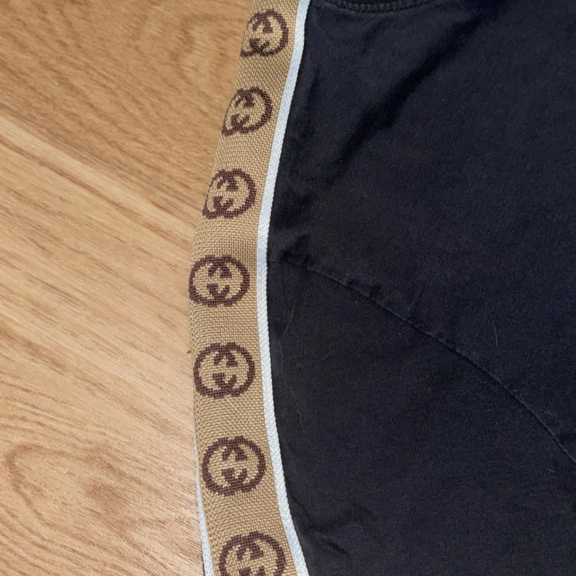 Svart G.G t-shirt med logoband - 1