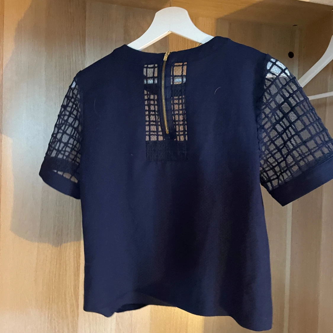 Marinblå blus med rutigt spetsnät - 1