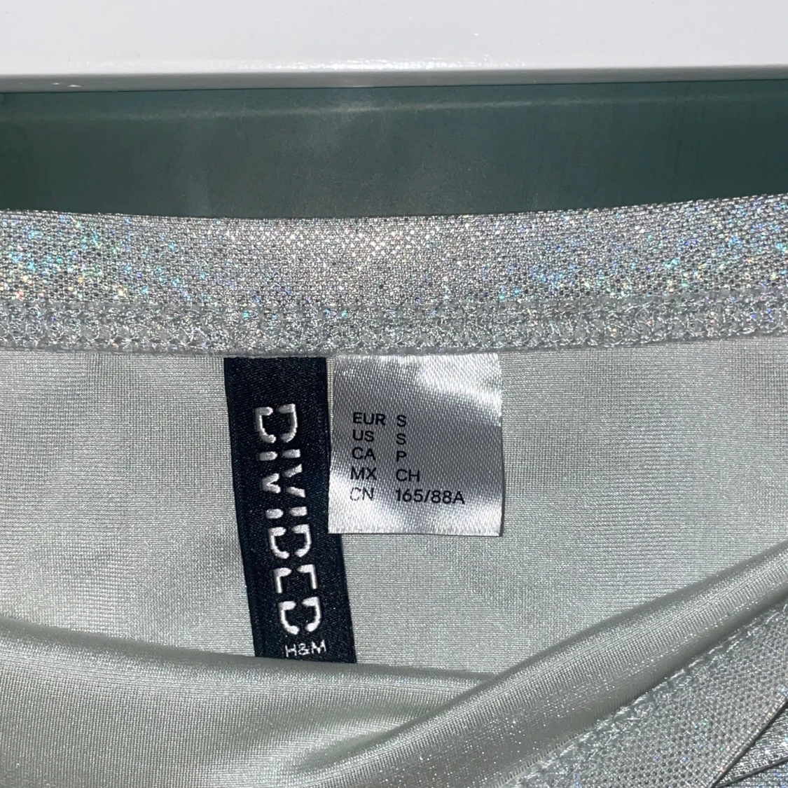 Glittrig silver axelbandslös topp från H&M Divided - 2