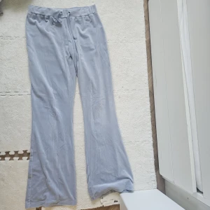 Ljusblå mjukisbyxor från Ginatricot - Supermjuka ljusblå mjukisbyxor från Ginatricot med avslappnad passform och dragsko i midjan. Byxorna har raka, lite vidare ben och en bakficka. Perfekta för chill dagar hemma eller när du vill vara extra bekväm.