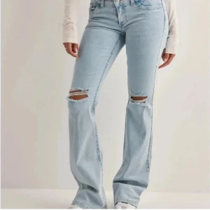 Bootcut ljusblå jeans med slitningar - Low waist jeans från Nelly storlek 34