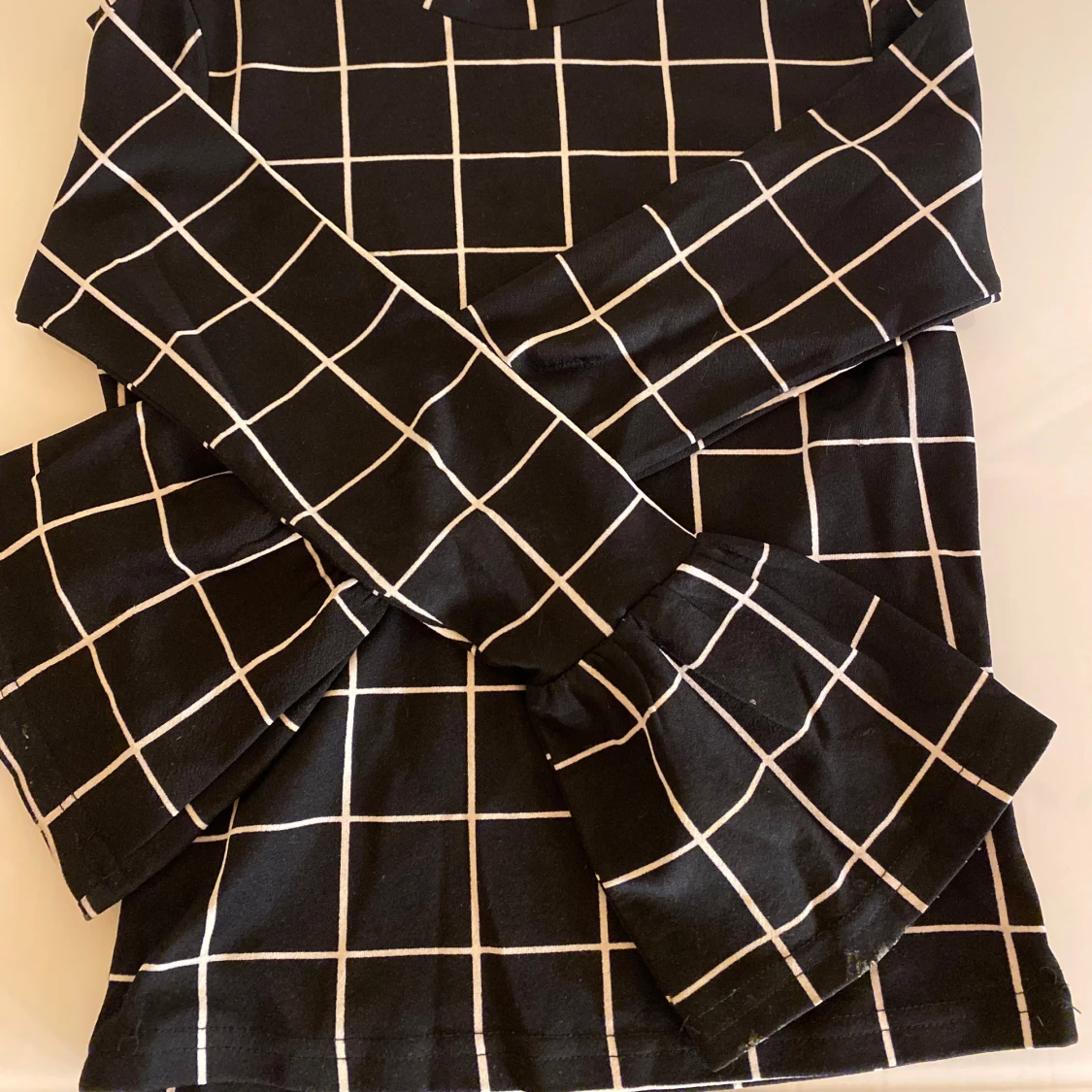 Svart rutig topp med trumpetärm  - 4