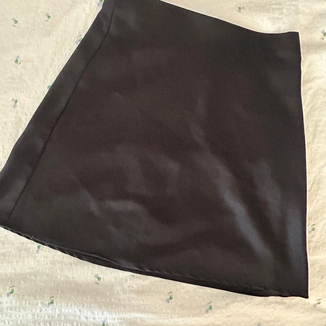 Svart satin kortkjol