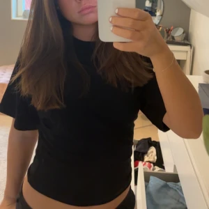 Svart t-shirt  - Svart jättefin t-shirt som är lösare vid ärmarna!! Supersnygg då man kan ha de allt från utgång till vardags!! Säljs då den ej kommer til användning! Använd endast en gång!💕