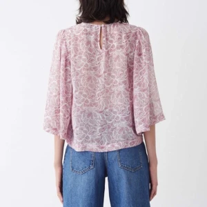 Rosa blommig blus från Rodebjer - Supersöt blus från Rodebjer i ljusrosa med vitt blommönster. Blusen har vida trekvartsärmar och en luftig passform🩷 säljer då den inte används🥰