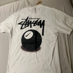 White T Shirt L - Storlek L! Skriv vid frågor eller funderingar! Helt ny oanvänd! Först till kvarn förstås 😊