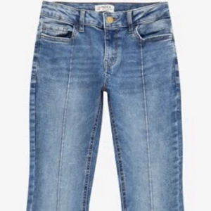 Blå lågmidjade jeans från Lindex med söm - Snygga blå jeansbyxor från Lindex modell Freja i storlek 158🤍 med söm på benen!