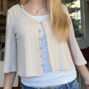 Beige ribbad kofta med knappar - Säljer en söt beige kofta med ribbat mönster och knappar framtill.  Är på semester just nu så kan inte posta på ett tag men skriv gärna till mig. ❤️.
