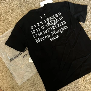 MAISON MARGIELA T-SHIRTS  - hej, säljer denna maison margiela T-shirt, tröjan är i nyskick och allt medföljer dvs poly bag och tags. tshirten behövs endast strykas annars är den felfri.
