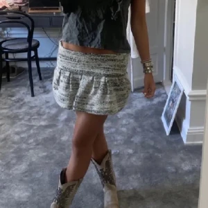 Minikjol Isabel Marant - (Första tre bilderna är lånade) Superfin kort kjol från Isabel Marant i en fluffig ullmix. Kjolen är vit och grå med ett randigt mönster, har markerad midja och lätt volym nedtill. Storlek 36💓