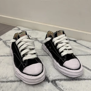 Maison Miharas - Unika svarta sneakers från Mihara Yasuhiro Perfekta för dig som gillar streetstyle och vill sticka ut. Helt nya, passade inte. Har ej boxen. Pris kan diskuteras!