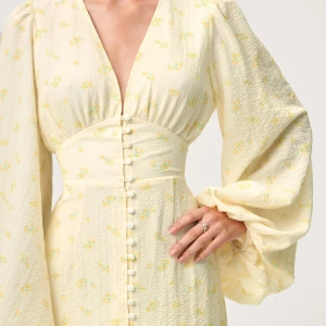 Adoore klänning - Adoore’s superfina korta klänning som är ljusgul! Klänningen är i nyskick då jag använt den 1 gång. Perfekt för vår och sommar! Bara att höra av sig vid funderingar! 😊