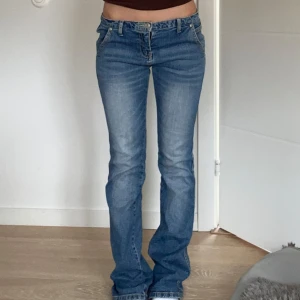 Ljusblå jeans low waist utsvängda - Ljusblåa jeans som jag köpt begagnat, säljer då de inte kommer till användning så mycket💗Skriv till mig innan ni klickar på köp eller om ni har någon fråga💗