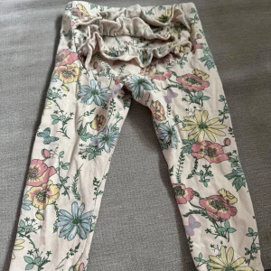 Blomiga leggings - Blommiga leggings som är för små. Inga skador eller hål 74 alltså 9/12 månader 