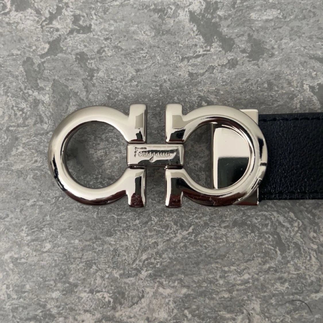 Svart Ferragamo skärp med silverdetalj